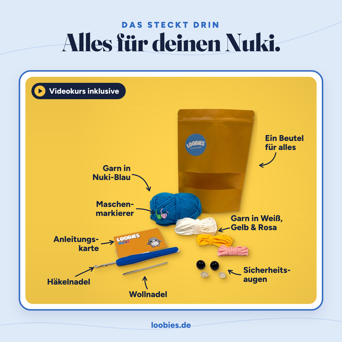 Fertiger Nuki-Pinguin in Blau, in der Hand gehalten